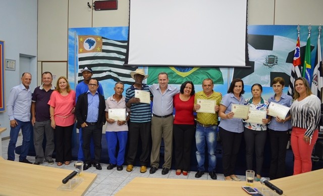2016114_Servidores públicos aposentados são homenageados na Câmara